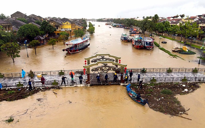 Nước lũ dâng cao gây ngập tại phố cổ Hội An, tỉnh Quảng Nam
